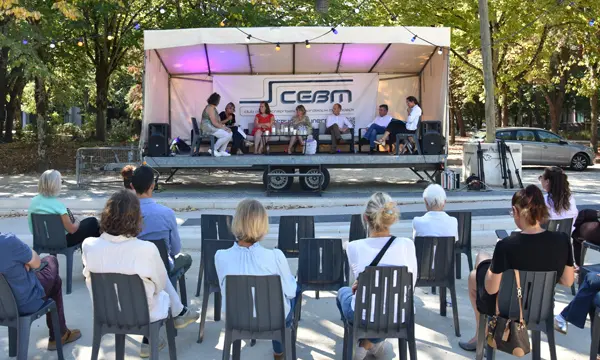 Visuel montrant l'estrade avec les intervenants et le public pour le grand forum organisé par le CEBM le 11 septembre 2026