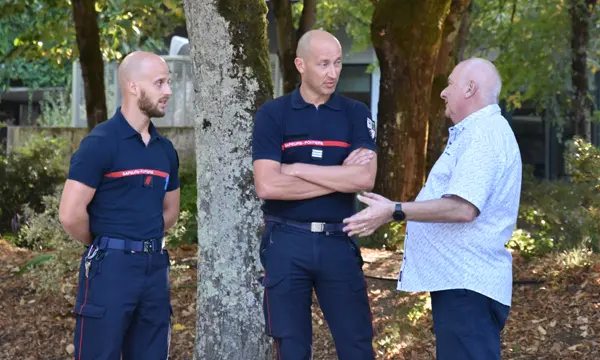Photo représentant Bruno Latour discutant avec les pompiers de Bordeaux