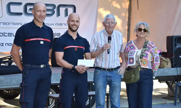 Photo représentant la remise d'un chèque aux pompiers de Bordeaux par Pierre Bénard